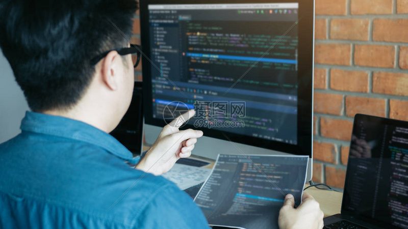 中小软件公司定制开发，选外包还是自建团队